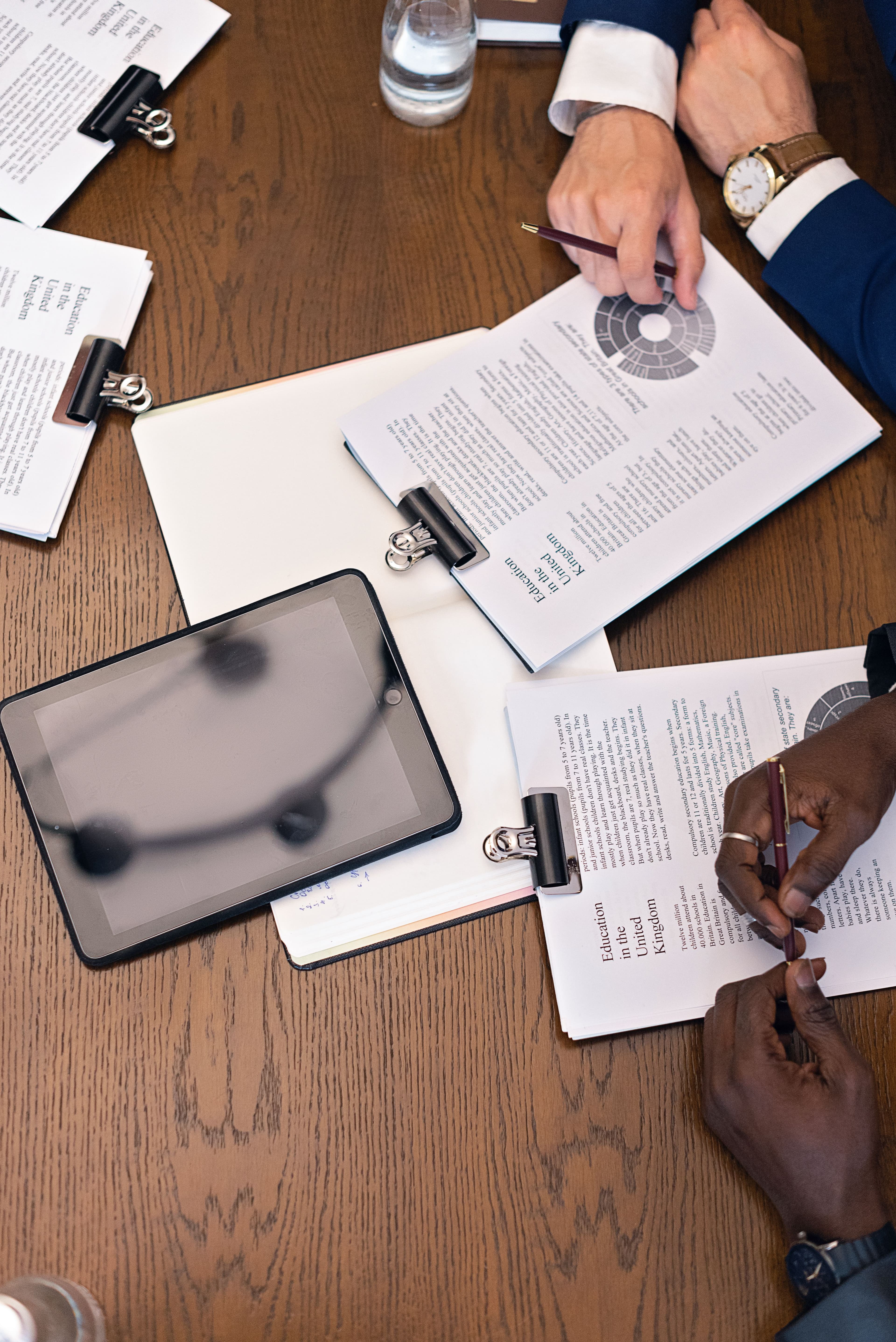 Reunião de consultoria com documentos e tablet sobre a mesa
